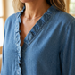 📢Promoção quente 2026 com 50% de desconto⏰ Camisa feminina casual com babados e decote em V | Macia, respirável e com bainha assimétrica lisonjeira ✨