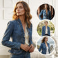 🧥 50% DE DESCONTO AGORA! 🌸 Jaqueta jeans feminina com babados e abertura frontal – Leve, feminina e versátil – chique para qualquer look 👗